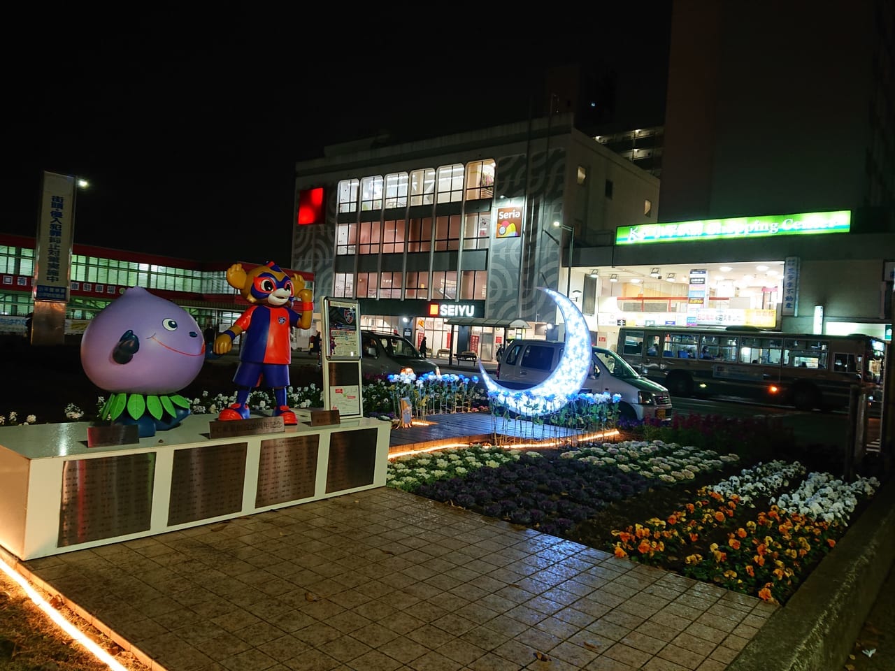 小平駅のイルミネーションのぶるべーと東京ドロンパと月