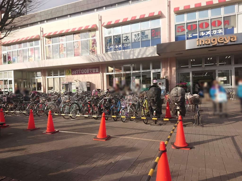 いなげや花小金井駅前店の広場