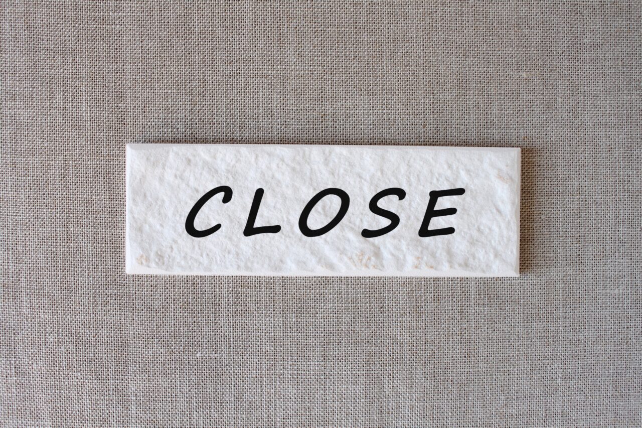 CLOSEの白いプレート
