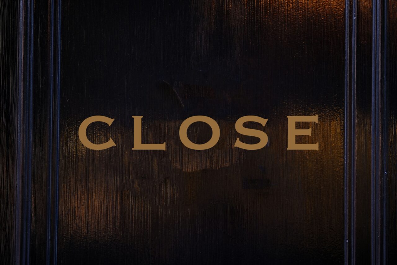 CLOSEの文字が入った暗いドア